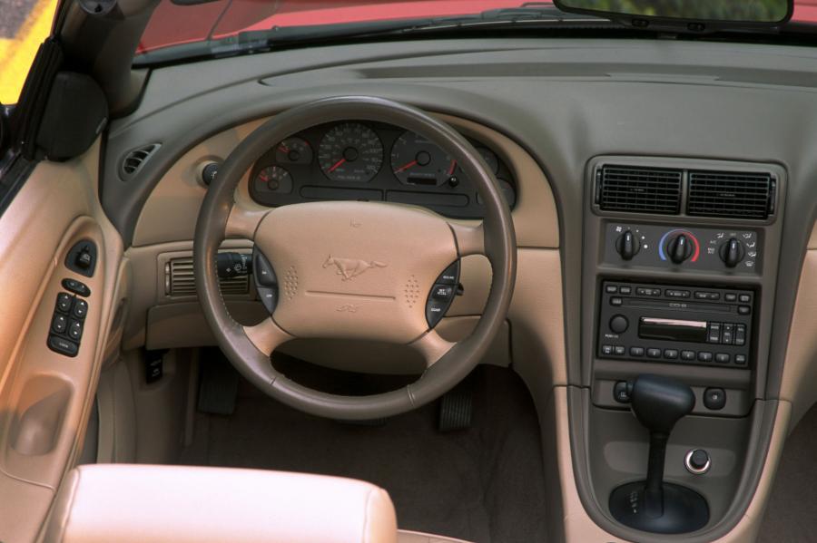 Торпедо Ford Mustang GT Convertible 1999 года  (фото 39 из 74)